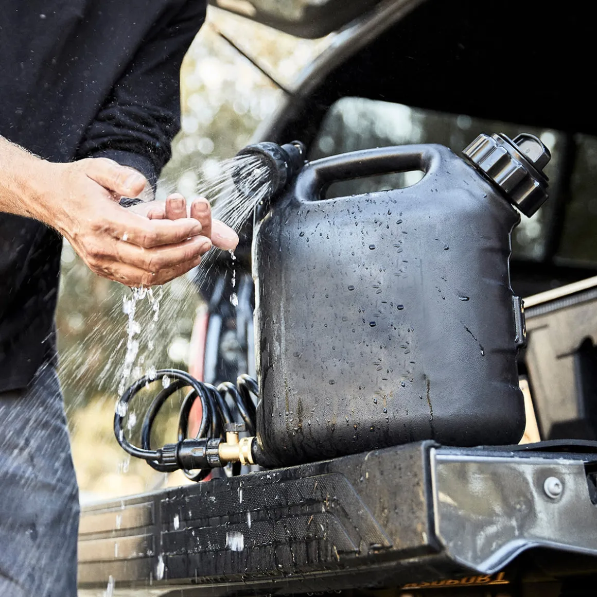 2 Gallon Pressurized Portable Water Tank